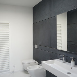 Mittelgroßes Modernes Duschbad mit Wandtoilette, grauen Fliesen, weißer Wandfarbe, Porzellan-Bodenfliesen, integriertem Waschbecken, grauem Boden, Einzelwaschbecken und schwebendem Waschtisch in Berlin