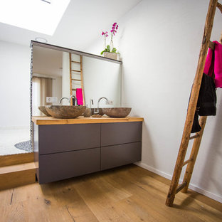 Mittelgroßes Modernes Duschbad mit flächenbündigen Schrankfronten, grauen Schränken, weißer Wandfarbe, braunem Holzboden, Aufsatzwaschbecken, Waschtisch aus Holz, braunem Boden und brauner Waschtischplatte in Nürnberg
