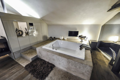 Modernes Badezimmer En Suite mit Einbaubadewanne, beigen Fliesen und Steinfliesen in Köln