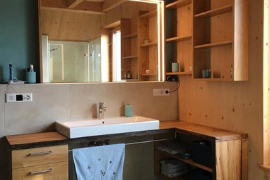 Diseño de cuarto de baño contemporáneo de tamaño medio con armarios abiertos, puertas de armario de madera oscura, lavabo sobreencimera y encimera de madera