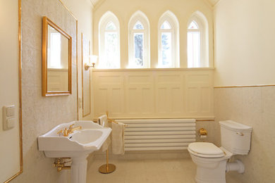 Mittelgroßes Klassisches Duschbad mit Sockelwaschbecken, beiger Wandfarbe, offener Dusche, beigen Fliesen, Steinfliesen, Kalkstein und Toilette mit Aufsatzspülkasten in Sonstige