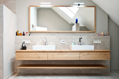 Modernes Badezimmer mit Aufsatzwaschbecken und Waschtisch aus Holz in Sonstige