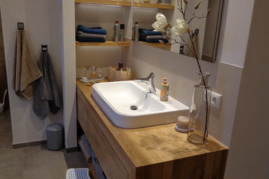 Mittelgroßes Rustikales Badezimmer En Suite mit flächenbündigen Schrankfronten und hellbraunen Holzschränken in Nürnberg