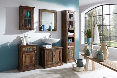 Diseño de cuarto de baño romántico de tamaño medio con armarios con rebordes decorativos, puertas de armario de madera en tonos medios, paredes multicolor, suelo de madera clara, lavabo suspendido y encimera de madera