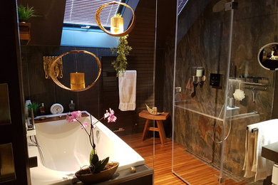 Mittelgroßes Asiatisches Duschbad mit Einbaubadewanne, bodengleicher Dusche, schwarzer Wandfarbe, braunem Holzboden, braunem Boden und Falttür-Duschabtrennung in Leipzig