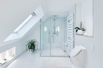 Идея дизайна: ванная комната среднего размера в стиле модернизм с душем без бортиков, писсуаром, белой плиткой, керамической плиткой, белыми стенами и душем с распашными дверями