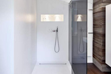 Modelo de cuarto de baño contemporáneo grande con paredes blancas, suelo de madera oscura, aseo y ducha, ducha abierta y ducha abierta