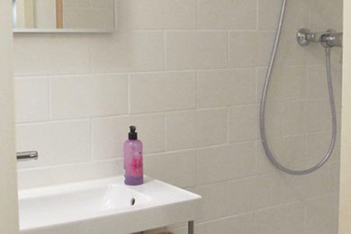 Kleines Industrial Badezimmer mit Toilette mit Aufsatzspülkasten, beiger Wandfarbe, Terrazzo-Boden, Sockelwaschbecken, grauem Boden und offener Dusche in Berlin