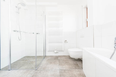 Modernes Badezimmer mit bodengleicher Dusche, Wandtoilette, weißen Fliesen und weißer Wandfarbe in Köln