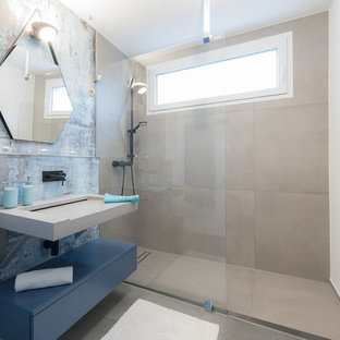 Kleines Industrial Duschbad mit flächenbündigen Schrankfronten, blauen Schränken, Nasszelle, beiger Wandfarbe, Zementfliesen, Trogwaschbecken, beigem Boden und offener Dusche in Stuttgart