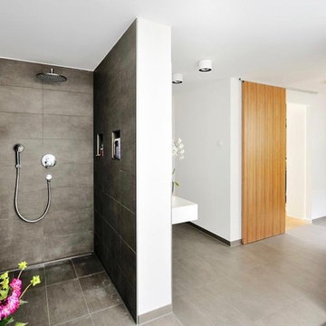 Bodenebene Dusche in großem, modernem Badezimmer
