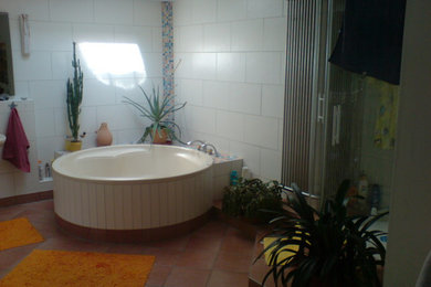 Mittelgroßes Klassisches Badezimmer En Suite mit Whirlpool, bodengleicher Dusche, beigen Fliesen, Keramikfliesen, weißer Wandfarbe und Keramikboden in Hannover