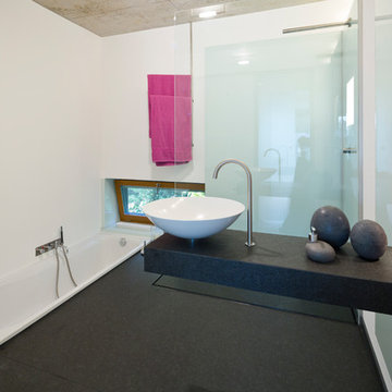 Cooles Bad mit Glas und eingelassener Badewanne