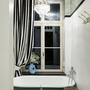 Kleines Klassisches Badezimmer En Suite mit Löwenfuß-Badewanne, weißer Wandfarbe und Keramikboden in Berlin