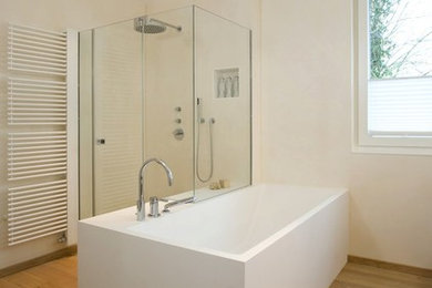 Modernes Badezimmer mit hellem Holzboden in Nürnberg