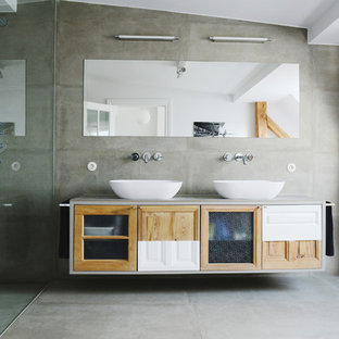 Geräumiges Modernes Badezimmer mit bodengleicher Dusche, grauen Fliesen, grauer Wandfarbe, Betonboden, Aufsatzwaschbecken, Beton-Waschbecken/Waschtisch und hellbraunen Holzschränken in Berlin