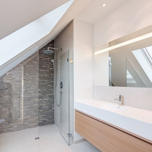 Cette image montre une salle d'eau design de taille moyenne avec une douche à l'italienne, un carrelage gris, carrelage en mosaïque, un lavabo intégré, un placard à porte plane, des portes de placard en bois brun, un plan de toilette en bois, un mur blanc et un plan de toilette marron.