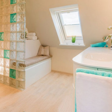 Dachgeschoss-Bad: Schick mit Glasbausteinen