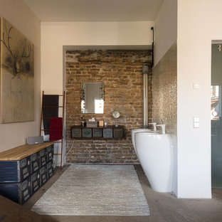 Stilmix Badezimmer mit weißer Wandfarbe, Betonboden, Sockelwaschbecken und grauem Boden in Berlin