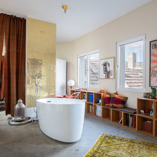 Stilmix Badezimmer mit freistehender Badewanne, beiger Wandfarbe, Betonboden und grauem Boden in Berlin