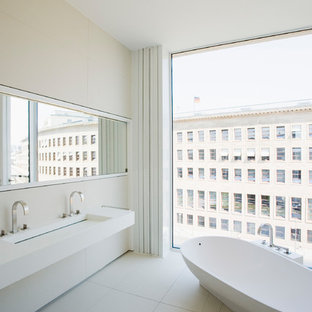 Geräumiges Modernes Badezimmer En Suite mit weißer Wandfarbe, freistehender Badewanne, Trogwaschbecken, beigem Boden, Porzellanfliesen und Porzellan-Bodenfliesen in Berlin