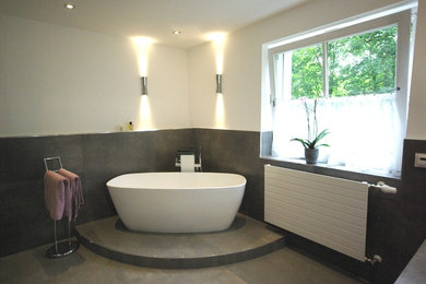 Modernes Badezimmer mit freistehender Badewanne in München