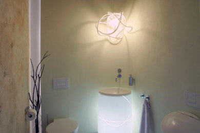 Свежая идея для дизайна: туалет в современном стиле - отличное фото интерьера