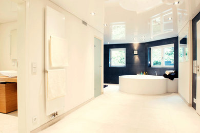 Großes Modernes Badezimmer mit Whirlpool, beigen Fliesen, grauen Fliesen, weißer Wandfarbe und Aufsatzwaschbecken in Hamburg