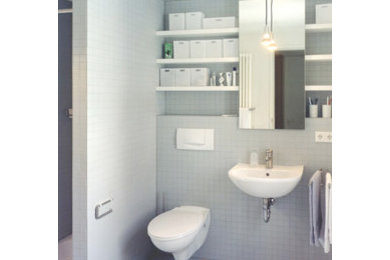 Kleines Modernes Badezimmer mit Glasfronten, Duschnische, Wandtoilette, grauen Fliesen, Keramikfliesen, weißer Wandfarbe, Keramikboden und Wandwaschbecken in Hamburg