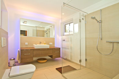 Modernes Badezimmer mit Wandtoilette, beiger Wandfarbe, Keramikboden und Aufsatzwaschbecken in Hamburg