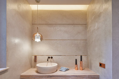 Modelo de cuarto de baño mediterráneo pequeño con paredes grises, lavabo sobreencimera, encimera de madera, encimeras marrones y aseo y ducha