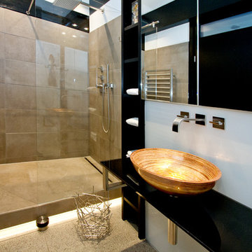Duschbad mit Glaswaschtisch und Duschbereich