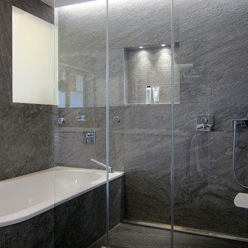 Duschbereich mit faltbarer Duschabtrennung