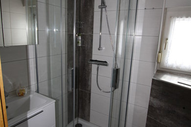 Kleines Modernes Duschbad mit flächenbündigen Schrankfronten, weißen Schränken und Mineralwerkstoff-Waschtisch in Sonstige