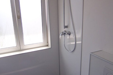 Kleines Modernes Duschbad mit bodengleicher Dusche, weißer Wandfarbe, Vinylboden, blauem Boden und offener Dusche in Nürnberg