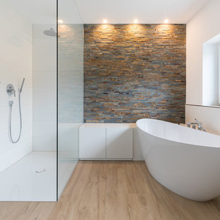 Mittelgroßes Modernes Duschbad mit flächenbündigen Schrankfronten, weißen Schränken, freistehender Badewanne, Einbauwaschbecken, offener Dusche, weißer Wandfarbe, braunem Holzboden, braunem Boden und offener Dusche in Stuttgart