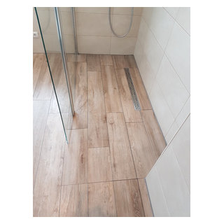 Eine Moderne Dusche Mit Einer Walk In Trennwand Und Holzoptik Bodenfliesen Contemporary