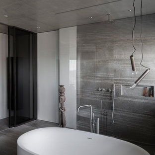 Mittelgroßes Industrial Duschbad mit freistehender Badewanne, offener Dusche, beigefarbenen Fliesen, grauen Fliesen, Betonboden, grauem Boden und offener Dusche in Stuttgart