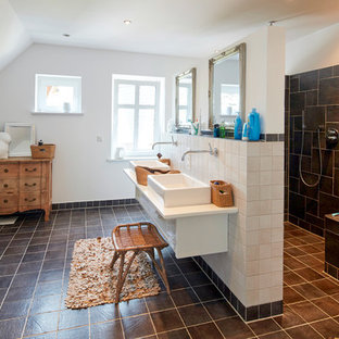 Großes Country Badezimmer En Suite mit offenen Schränken, Einbaubadewanne, offener Dusche, schwarzen Fliesen, weißer Wandfarbe, Aufsatzwaschbecken, schwarzem Boden, offener Dusche, weißer Waschtischplatte und weißen Schränken in Bremen