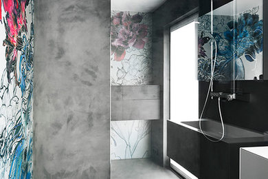 Modernes Duschbad mit flächenbündigen Schrankfronten, dunklen Holzschränken, bodengleicher Dusche und Betonboden in Sonstige