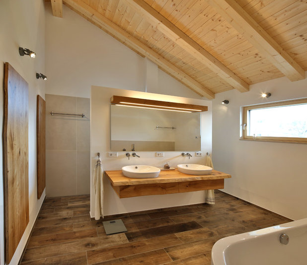 Modern Badezimmer by Passivhaus Gruber