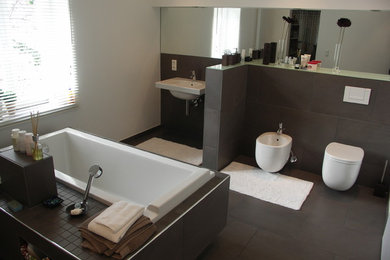 Aménagement d'une salle de bain contemporaine.