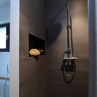 Mittelgroßes Modernes Badezimmer En Suite mit flächenbündigen Schrankfronten, hellen Holzschränken, Unterbauwanne, bodengleicher Dusche, Toilette mit Aufsatzspülkasten, grauen Fliesen, weißer Wandfarbe, Aufsatzwaschbecken, Mineralwerkstoff-Waschtisch, grauem Boden, Duschvorhang-Duschabtrennung, Nische, Doppelwaschbecken und schwebendem Waschtisch in Frankfurt am Main