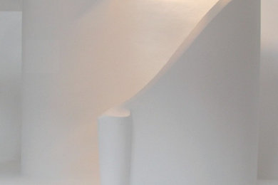 Geräumiges Modernes Badezimmer En Suite mit offenen Schränken, offener Dusche, weißen Fliesen, Kieselfliesen und weißer Wandfarbe in München