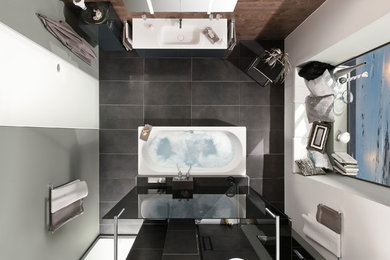 Modernes Badezimmer mit bodengleicher Dusche und Keramikboden in Sonstige