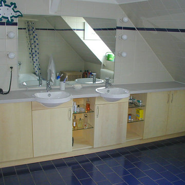 Familien-Badezimmer mit zwei Waschbecken