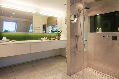 Großes Modernes Duschbad mit flächenbündigen Schrankfronten, weißen Schränken, bodengleicher Dusche, integriertem Waschbecken und offener Dusche in Köln