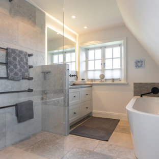 Mittelgroßes Klassisches Badezimmer En Suite mit grauen Schränken, Eckbadewanne, Duschnische, grauen Fliesen, weißer Wandfarbe, Aufsatzwaschbecken, grauem Boden und grauer Waschtischplatte in Sonstige