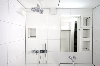 Klassisches Badezimmer mit weißen Fliesen und weißer Wandfarbe in Leipzig