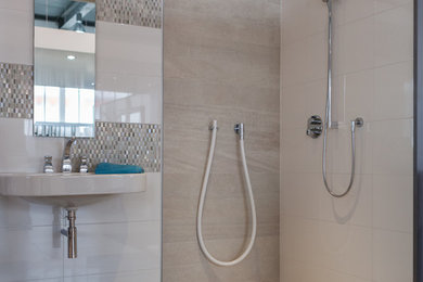 Mittelgroßes Modernes Duschbad mit bodengleicher Dusche, beigen Fliesen, Keramikfliesen, Keramikboden und braunem Boden in Köln